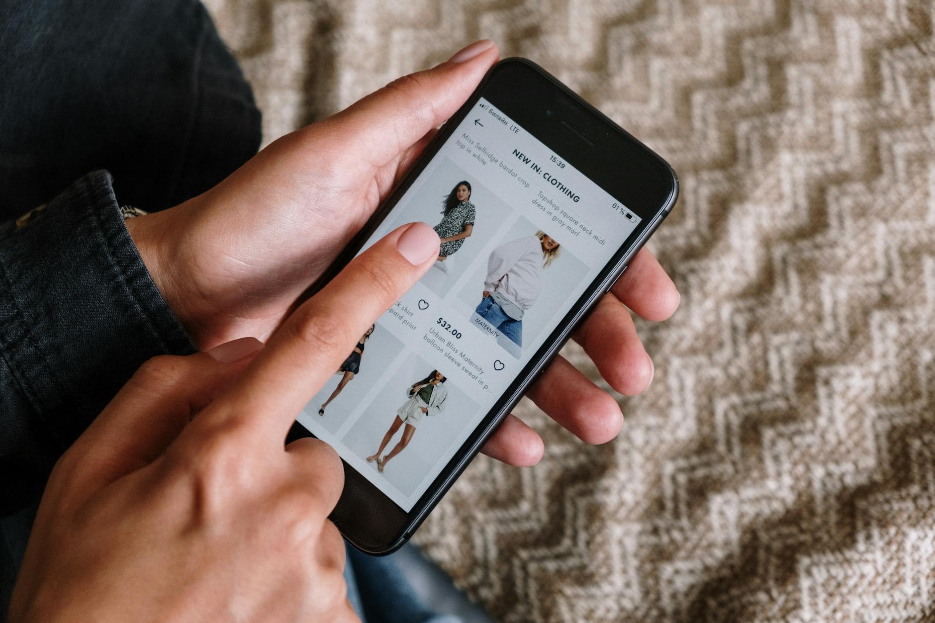 Catalogue de produits affiché sur un smartphone