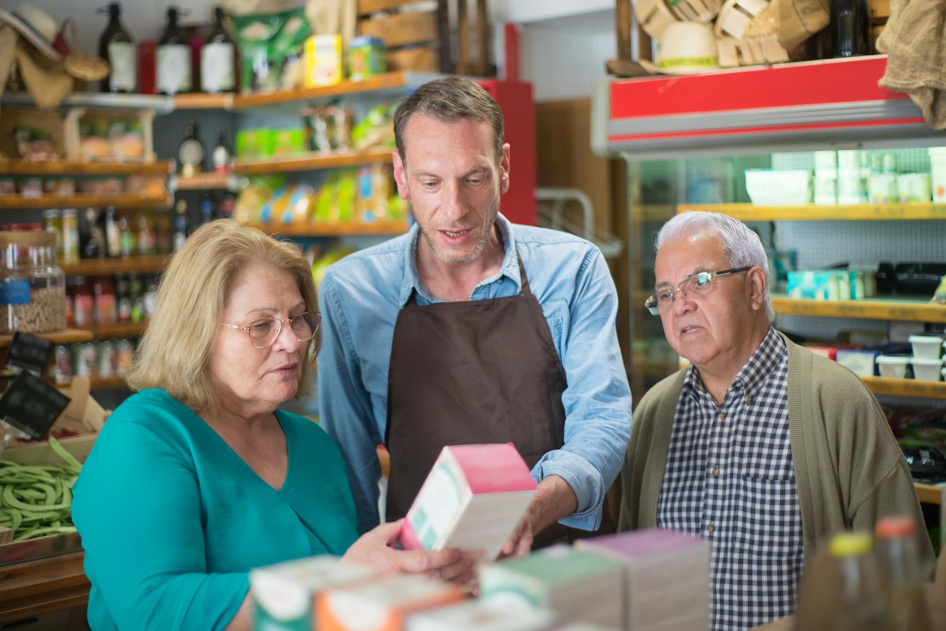 Commerçante présentant un catalogue de produits sur une tablette