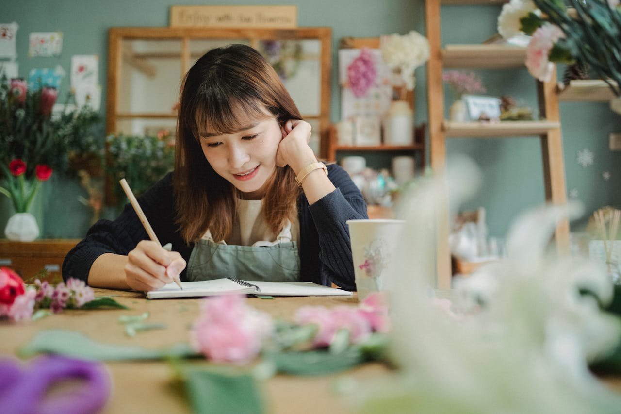 Commerçante préparant des compositions florales dans sa boutique