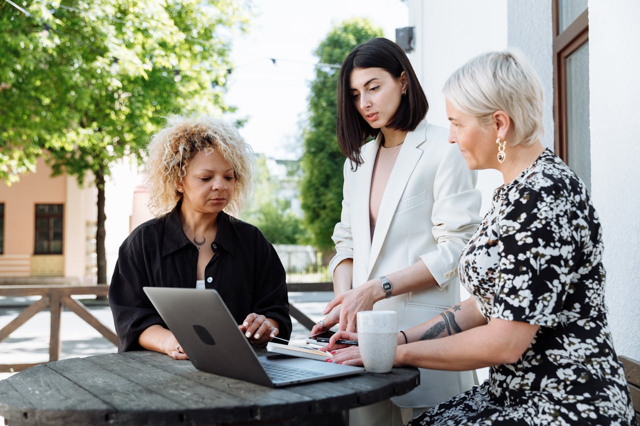 Entrepreneures en réunion de travail autour d'un projet commun
