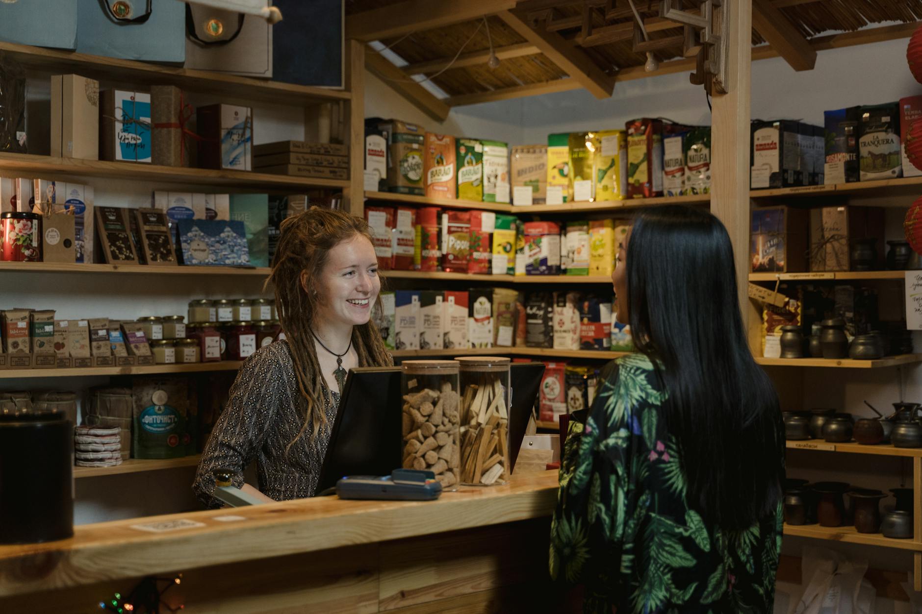 Commerçante souriante derrière le comptoir de sa boutique
