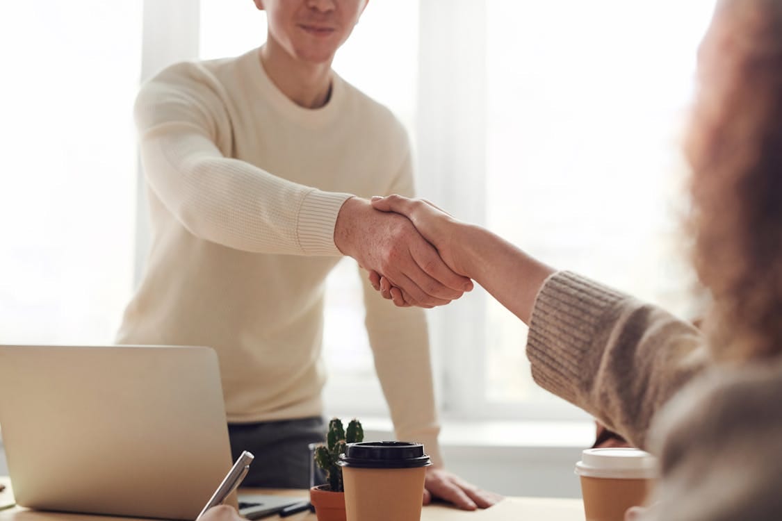 Commerçant configurant son application mobile pour la première fois