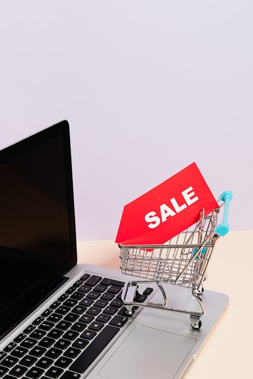 Étiquettes de prix et promotions en vitrine d'un commerce